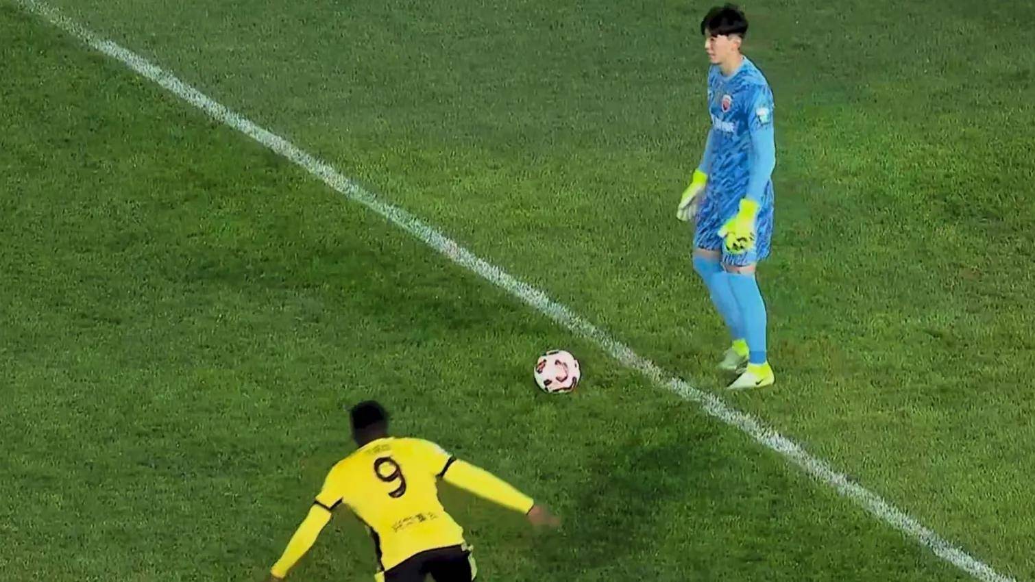 下半场比赛中球队拼尽全力，取得胜利的简单介绍