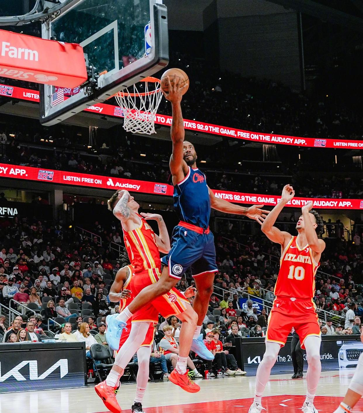 詹姆斯回归赛场，赛况扑朔迷离首场状态亮眼，快船观众沸腾！